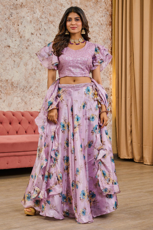 लैवेंडर कलर के टिशू फैब्रिक में रेडीमेड लहंगे पर क्रिएटिव सेक्विन वर्क