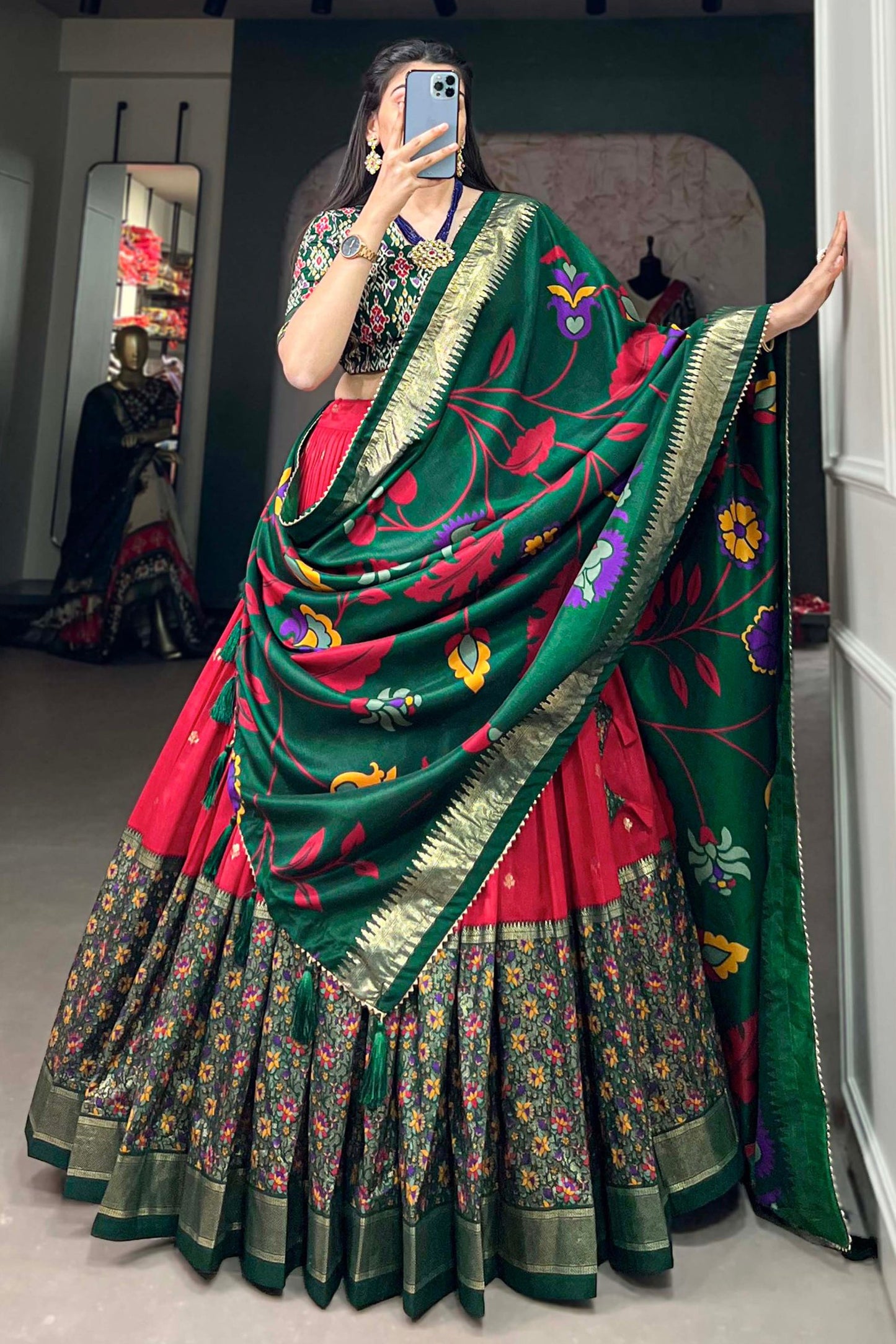 शानदार आर्ट सिल्क फैब्रिक लाल रंग का फॉयल प्रिंटेड लहंगा