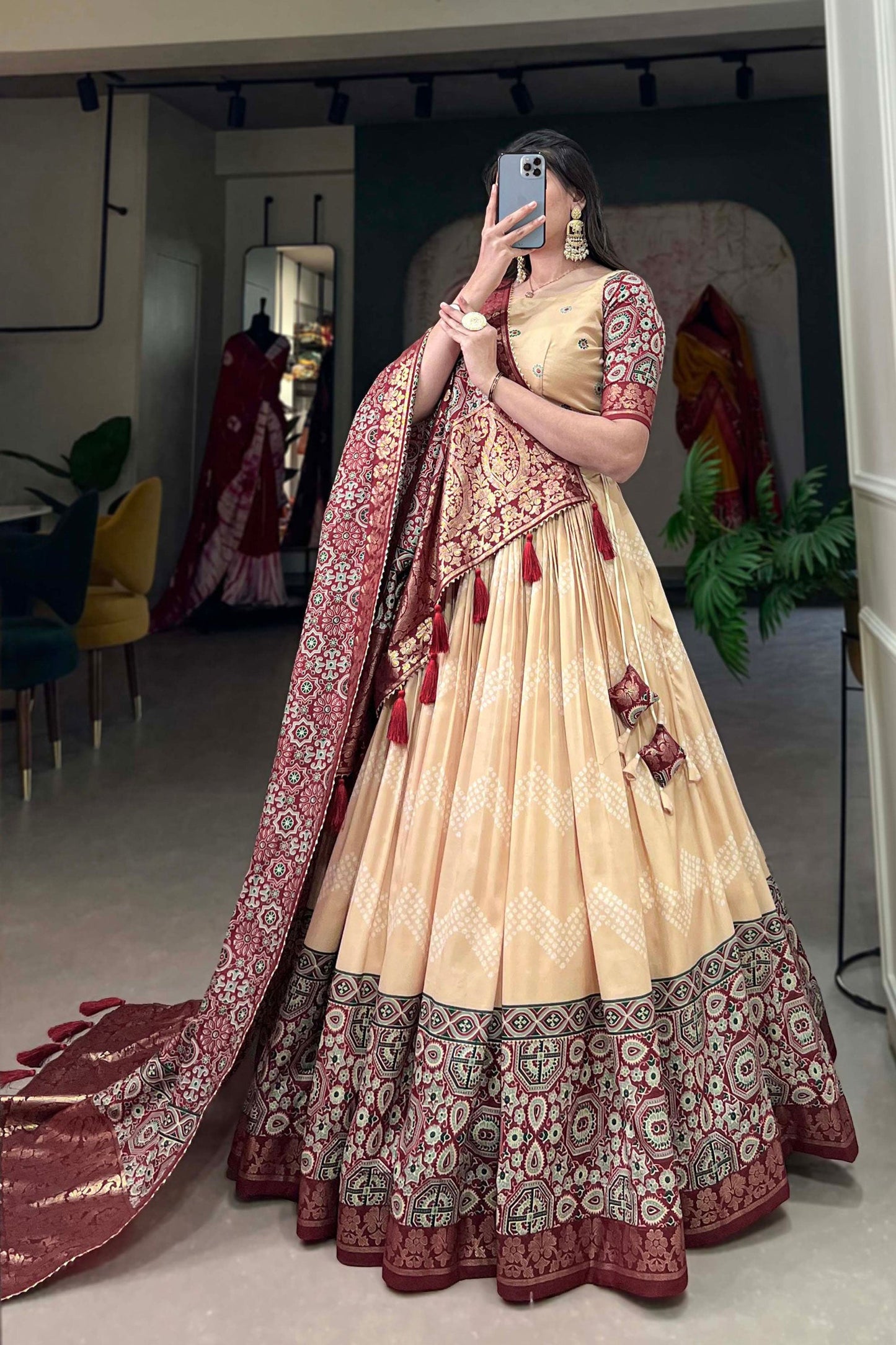 आर्ट सिल्क फैब्रिक फेस्टिवल वियर करिश्माई रेडीमेड लहंगा ऑफ व्हाइट कलर में