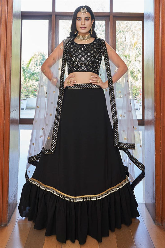 आर्ट सिल्क फैब्रिक में कढ़ाई किया हुआ काले रंग का अलंकृत लहंगा