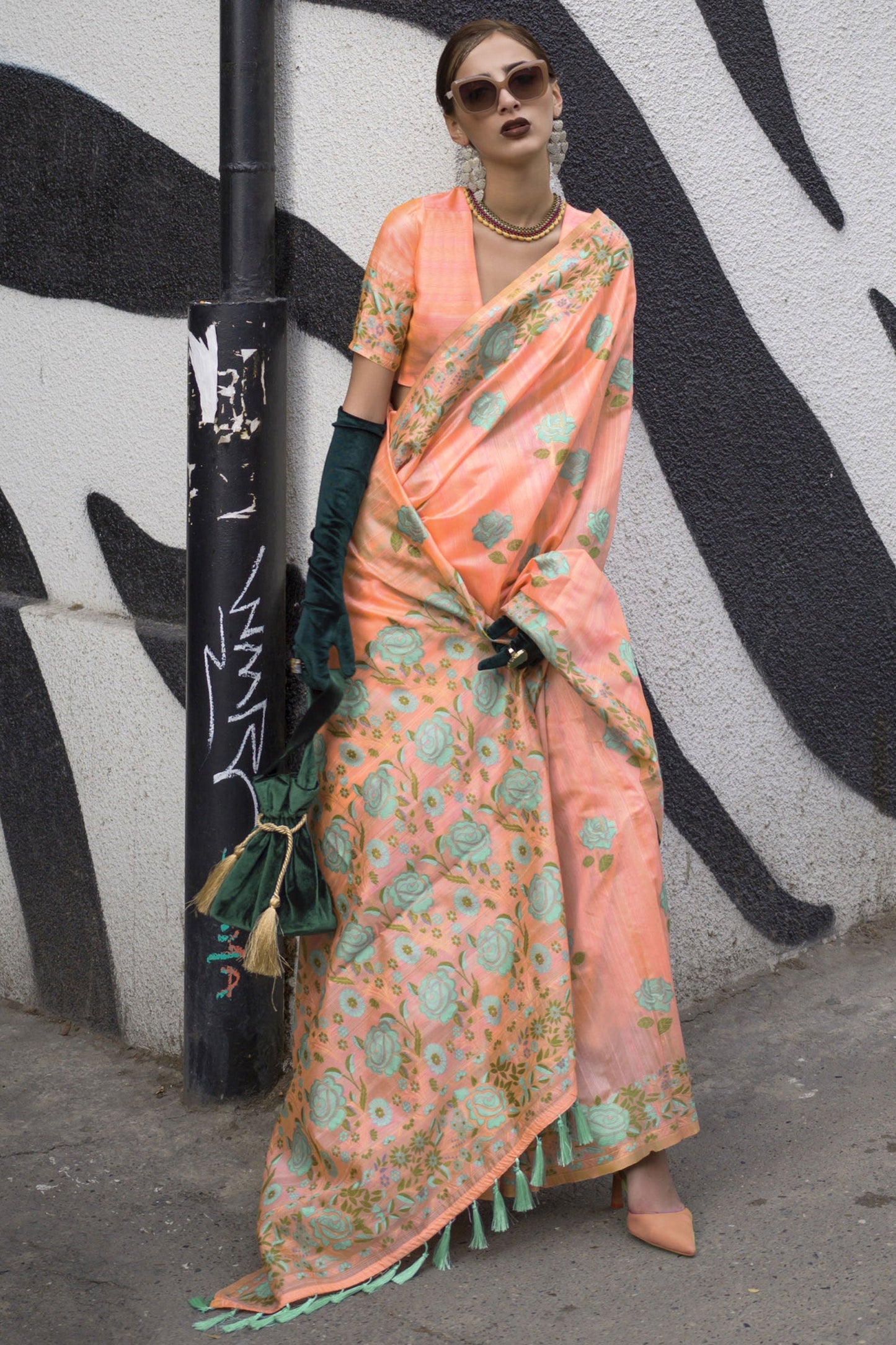 आकर्षक पीच रंग जैक्वार्ड वर्क आर्ट सिल्क फैब्रिक साड़ी