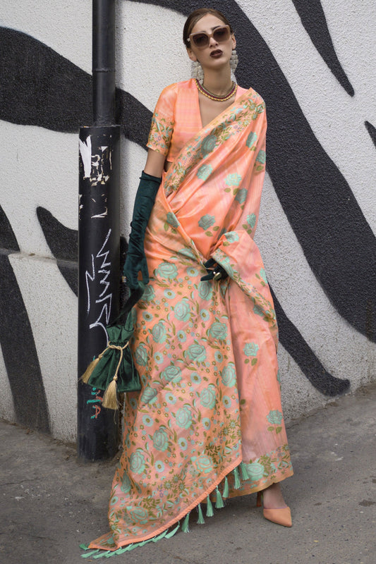 आकर्षक पीच रंग जैक्वार्ड वर्क आर्ट सिल्क फैब्रिक साड़ी