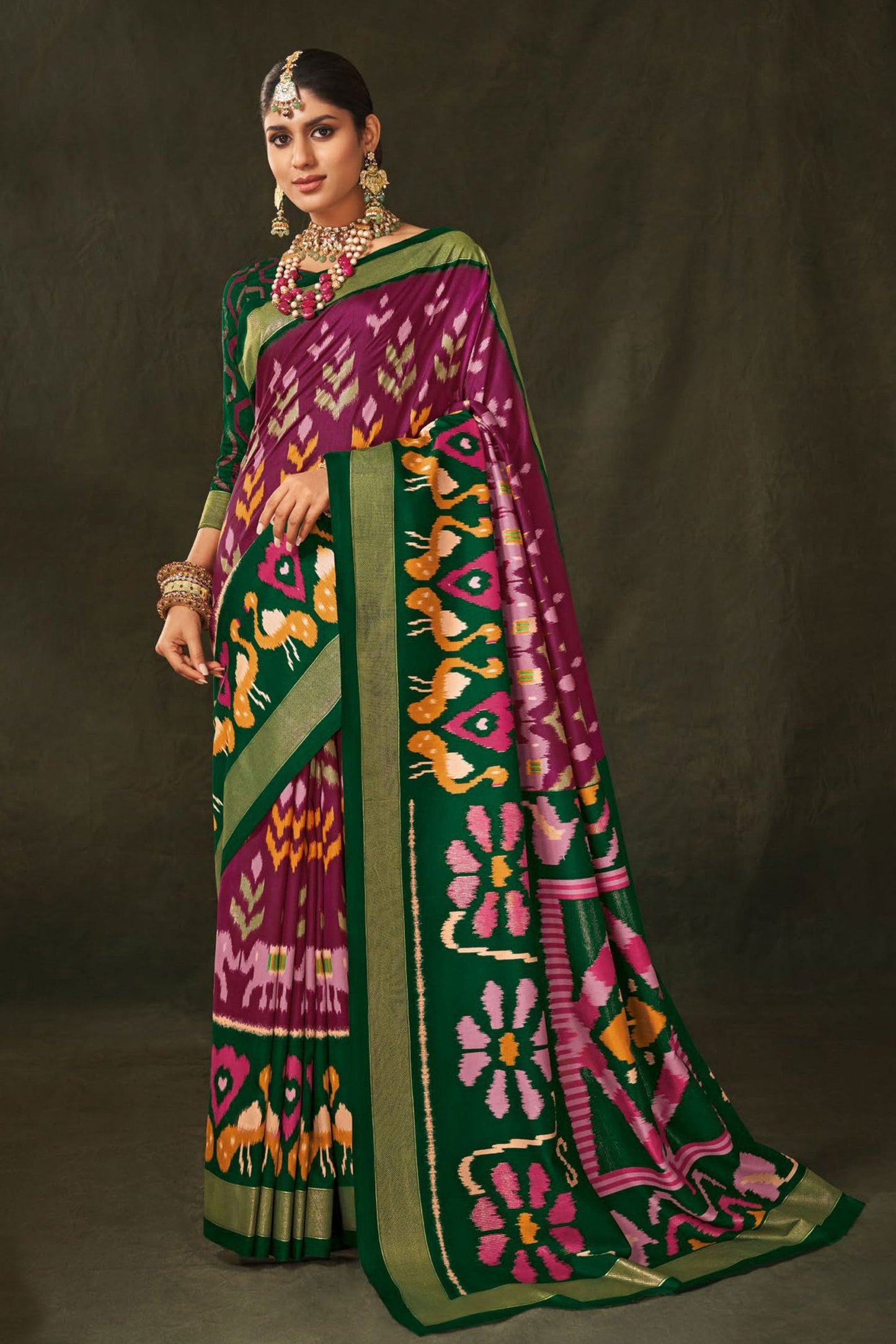 आर्ट सिल्क फ़ैब्रिक बैंगनी रंग की रिवेटिंग साड़ी प्रिंटेड वर्क के साथ