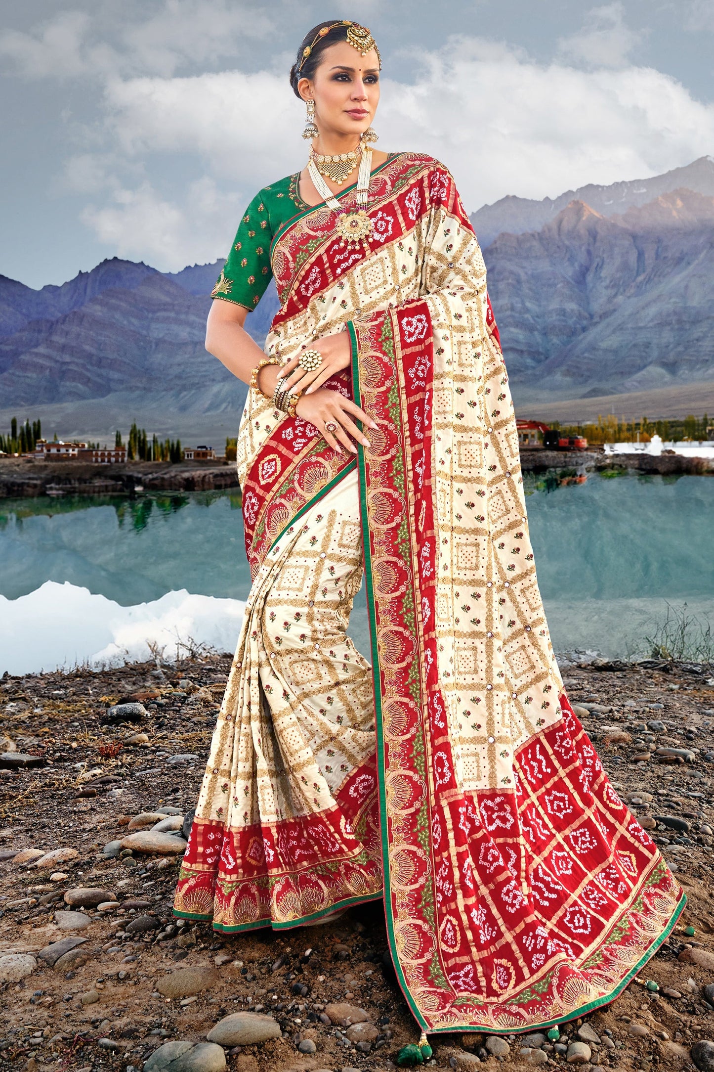 भारी कढ़ाई वाले सिल्क ब्लाउज के साथ आकर्षक शुद्ध गज्जी बंधनी साटन क्रीम रंग की साड़ी