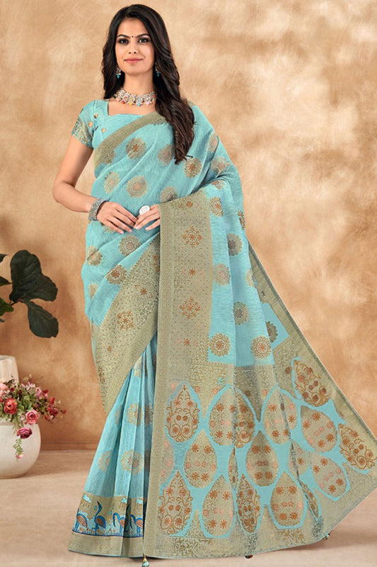 आसमानी नीले रंग में कोरा सिल्क फ़ैब्रिक साड़ी पर आकर्षक फ़ॉइल प्रिंटेड वर्क