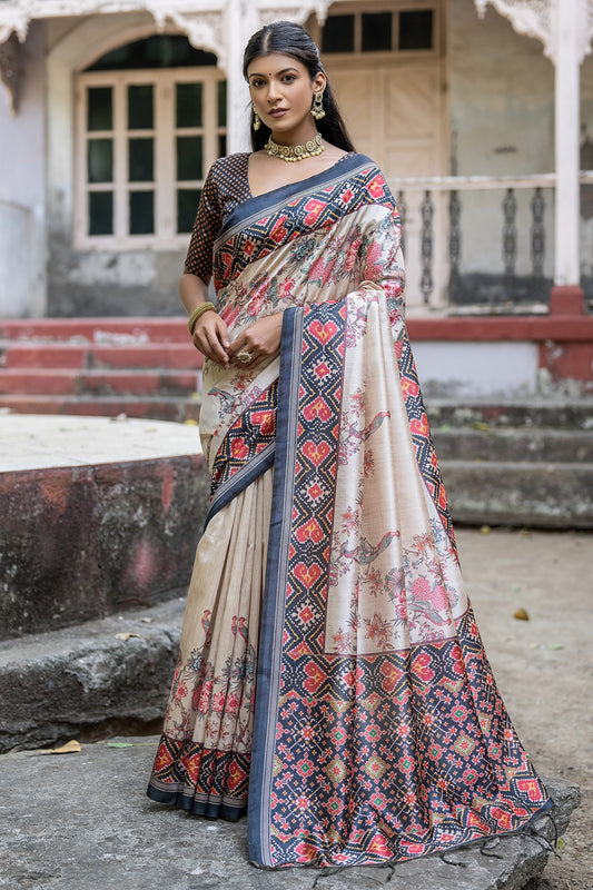 काले रंग की फ्लोरल प्रिंटेड डेली वियर सॉफ्ट टसर सिल्क फैब्रिक साड़ी