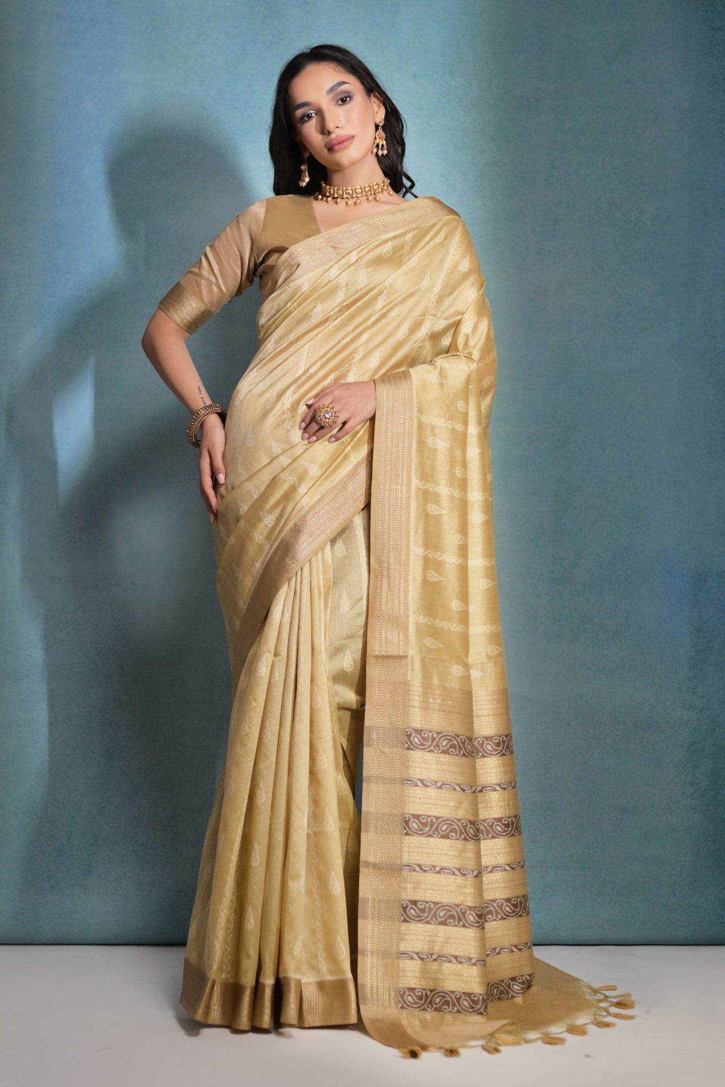 पारंपरिक कच्चे रेशम ज़री बुनाई सीमा काम क्रीम साड़ी