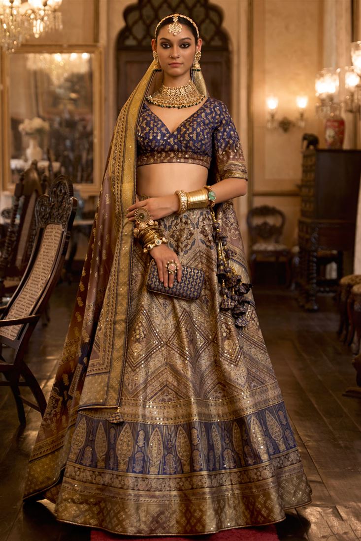 नीले रंग और चमक के साथ मिरर वर्क वाला सिल्क लहंगा