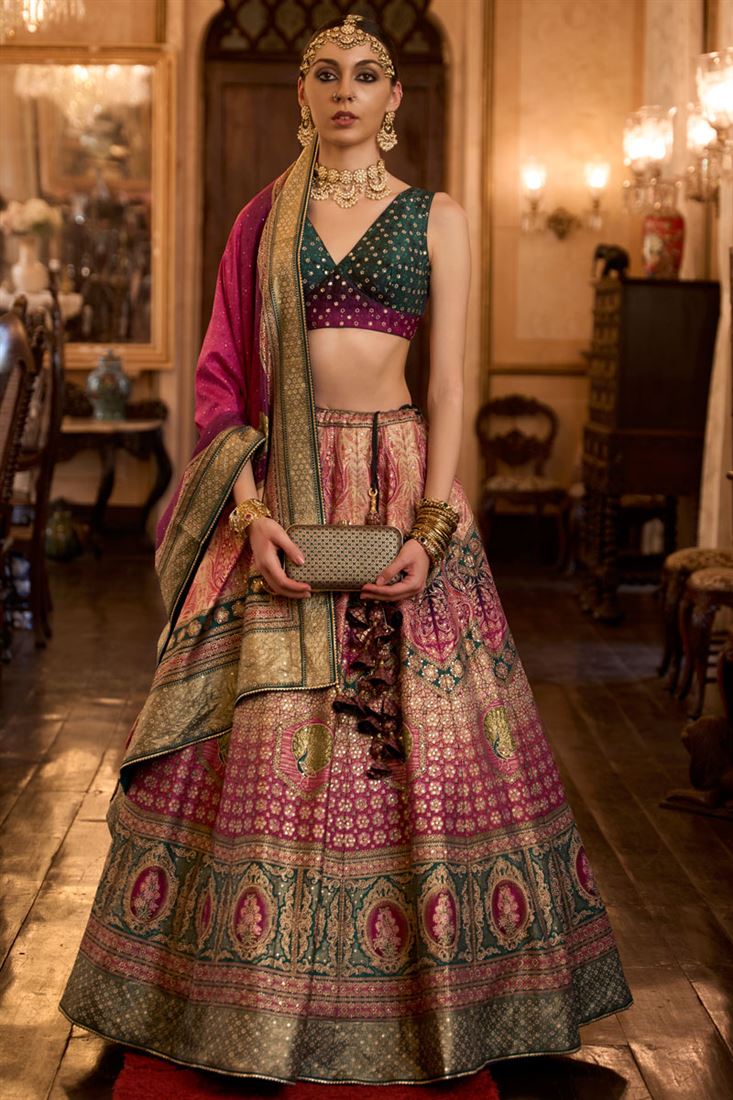 अलंकरण सिल्क गुलाबी रंग का लहंगा मिरर वर्क के साथ