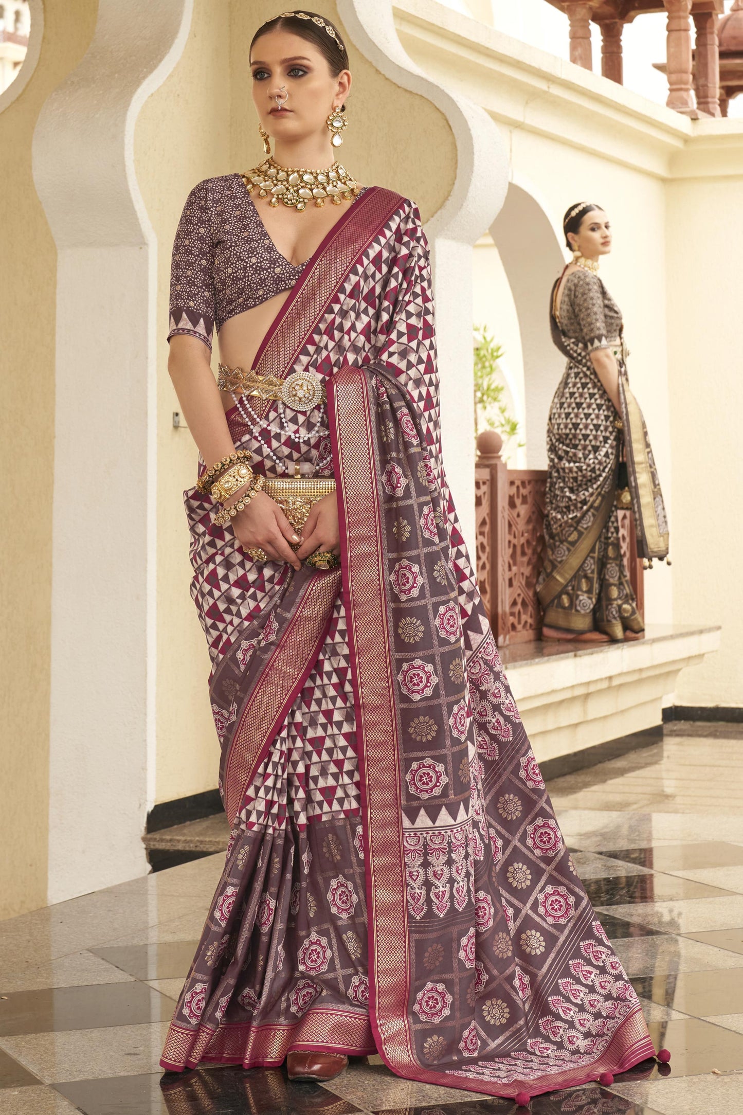 आकर्षक प्रिंटेड आर्ट सिल्क वाइन कलर साड़ी