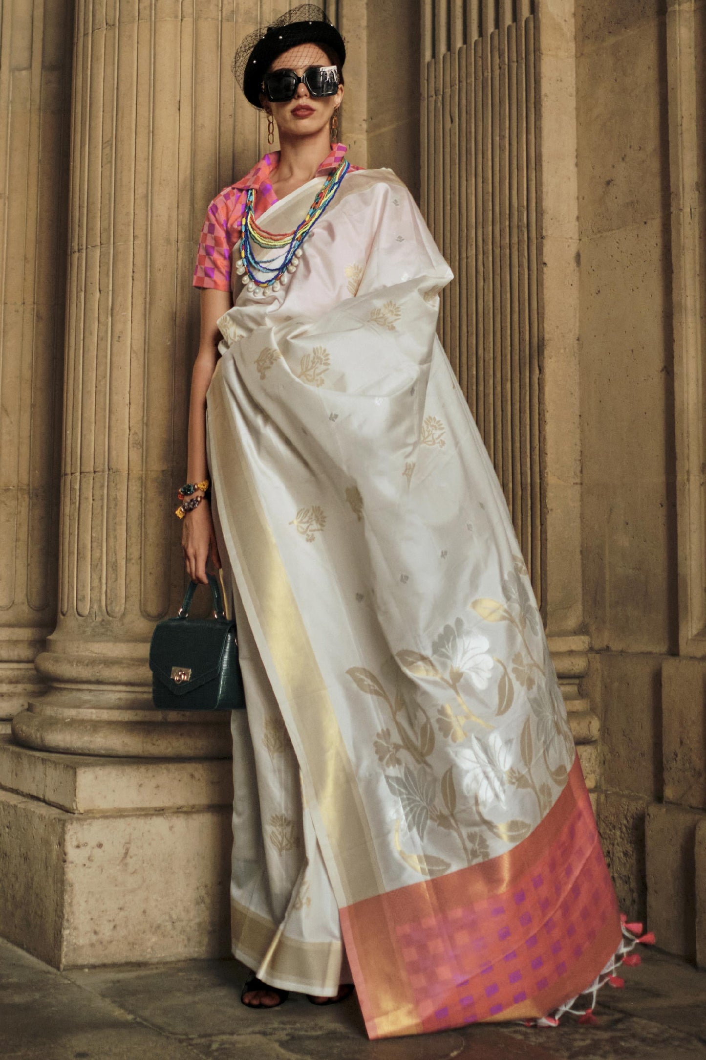 विंसोम बुनाई वर्क ऑफ व्हाइट कलर आर्ट सिल्क फैब्रिक साड़ी