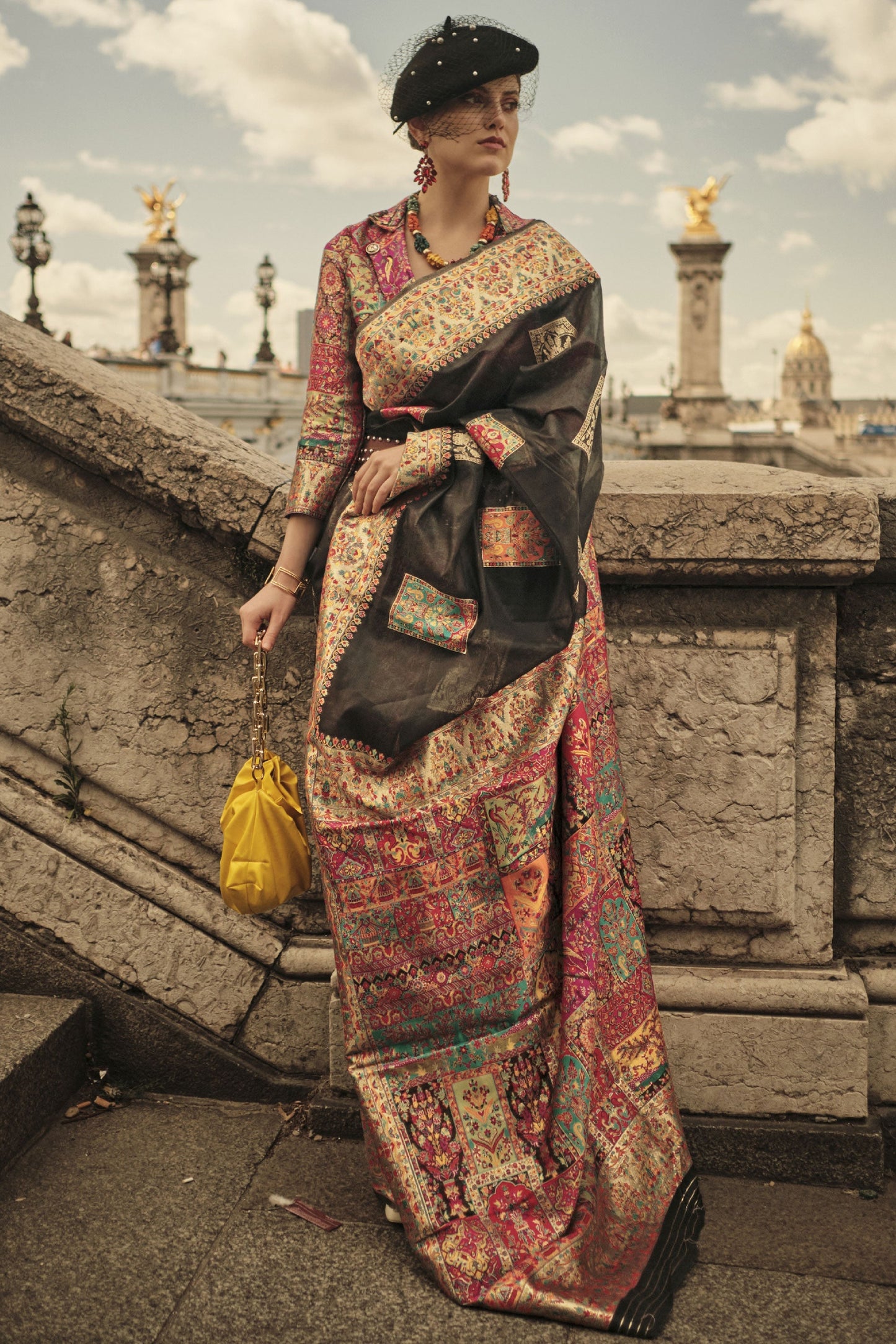 भूरे रंग की कश्मीरी मॉडल हैंडलूम बुनाई सिल्क साड़ी कश्मीरी ब्लाउज के साथ