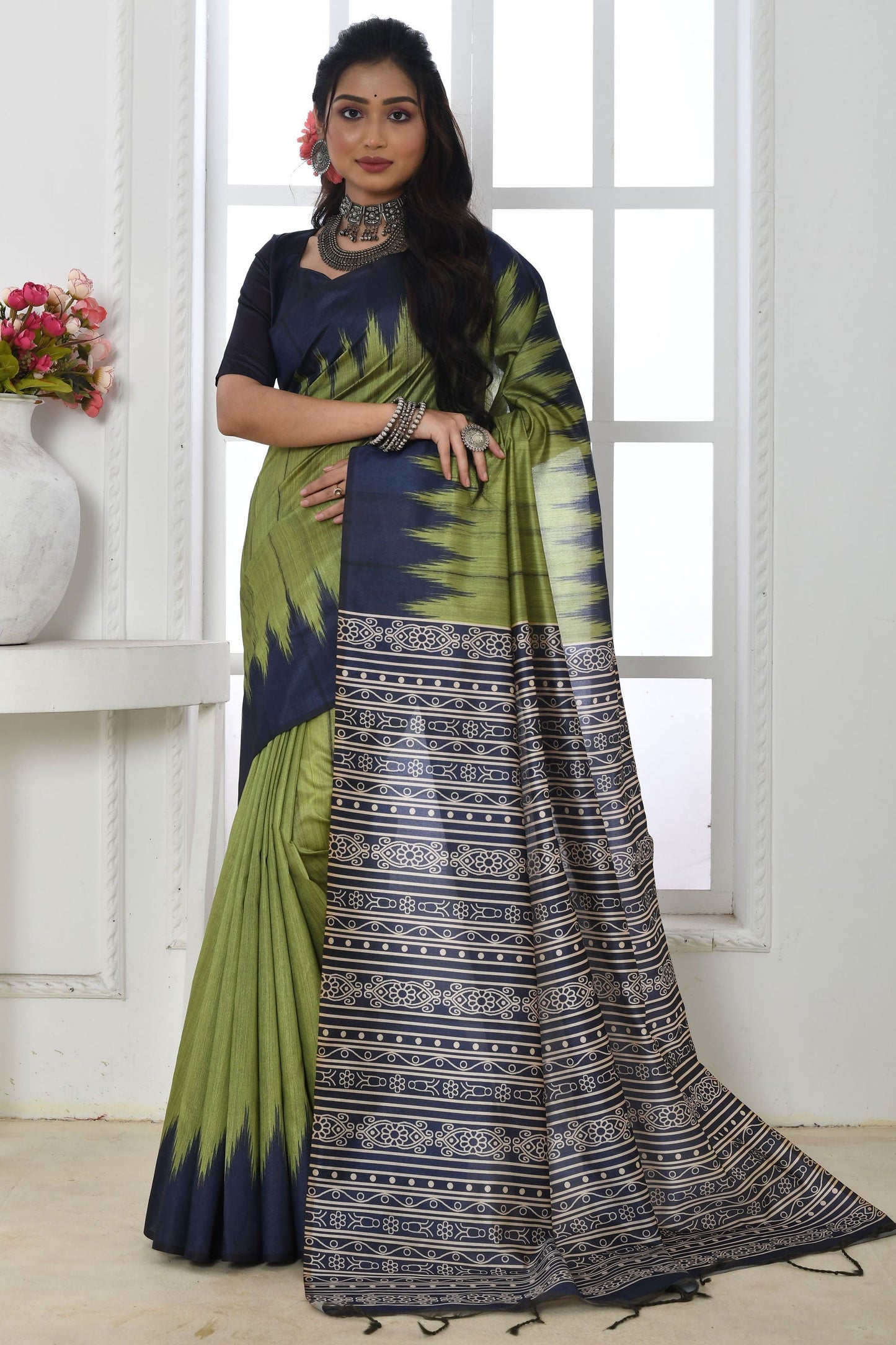 हरे रंग की आर्ट सिल्क फ़ैब्रिक प्रिंटेड कैज़ुअल साड़ी