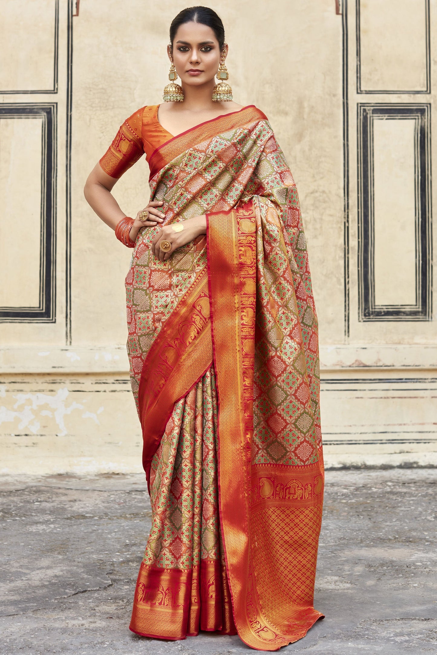 बुनाई का काम मल्टी कलर आर्ट सिल्क फैब्रिक फंक्शन वियर साड़ी