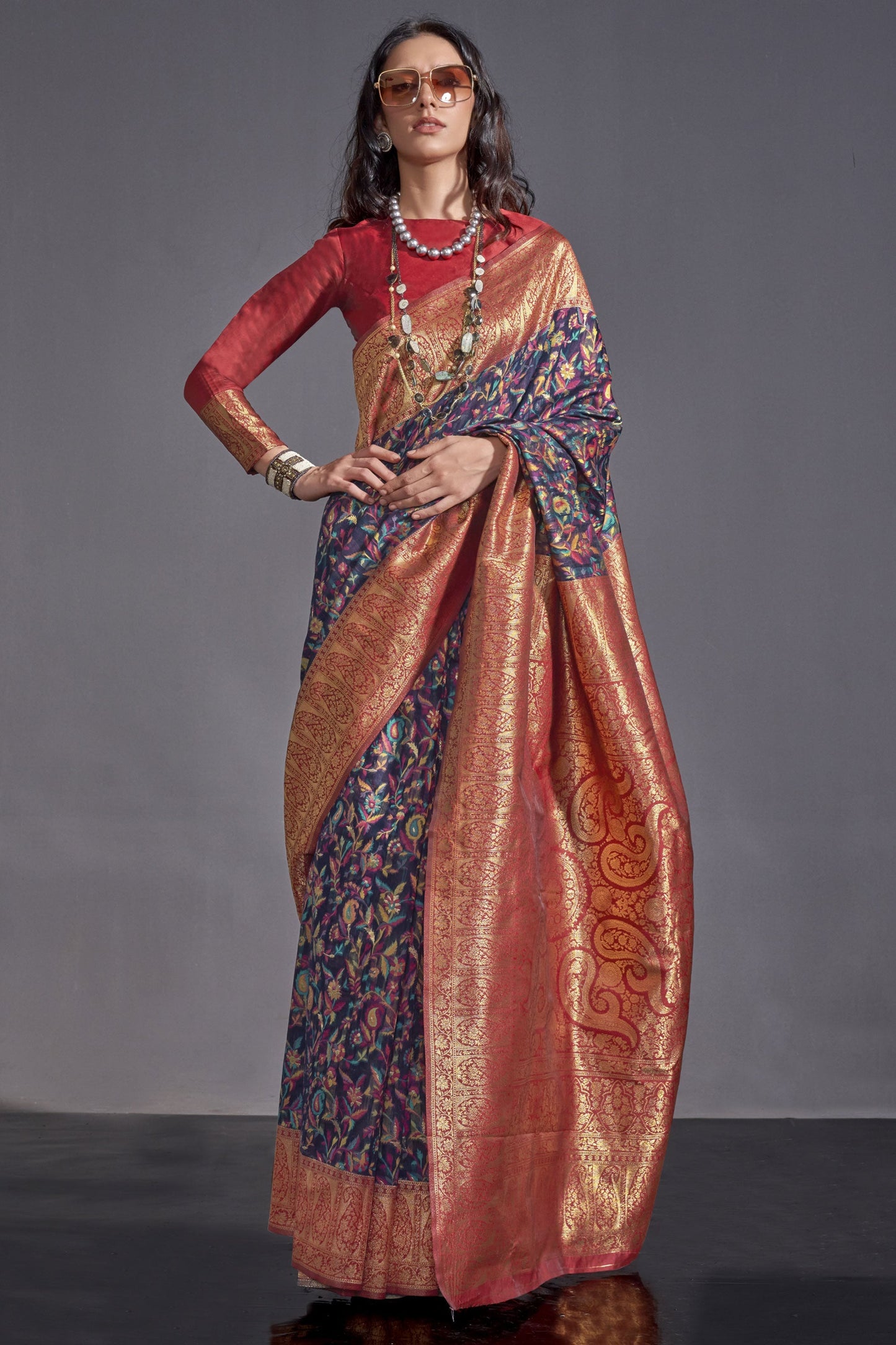 नेवी ब्लू कलर आर्ट सिल्क फैब्रिक ग्लैमरस लुक बुनाई डिजाइन साड़ी