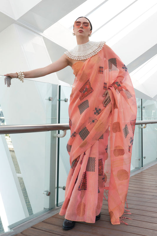 आर्ट सिल्क फ़ैब्रिक पर पीच रंग का प्रिंटेड वर्क शानदार साड़ी