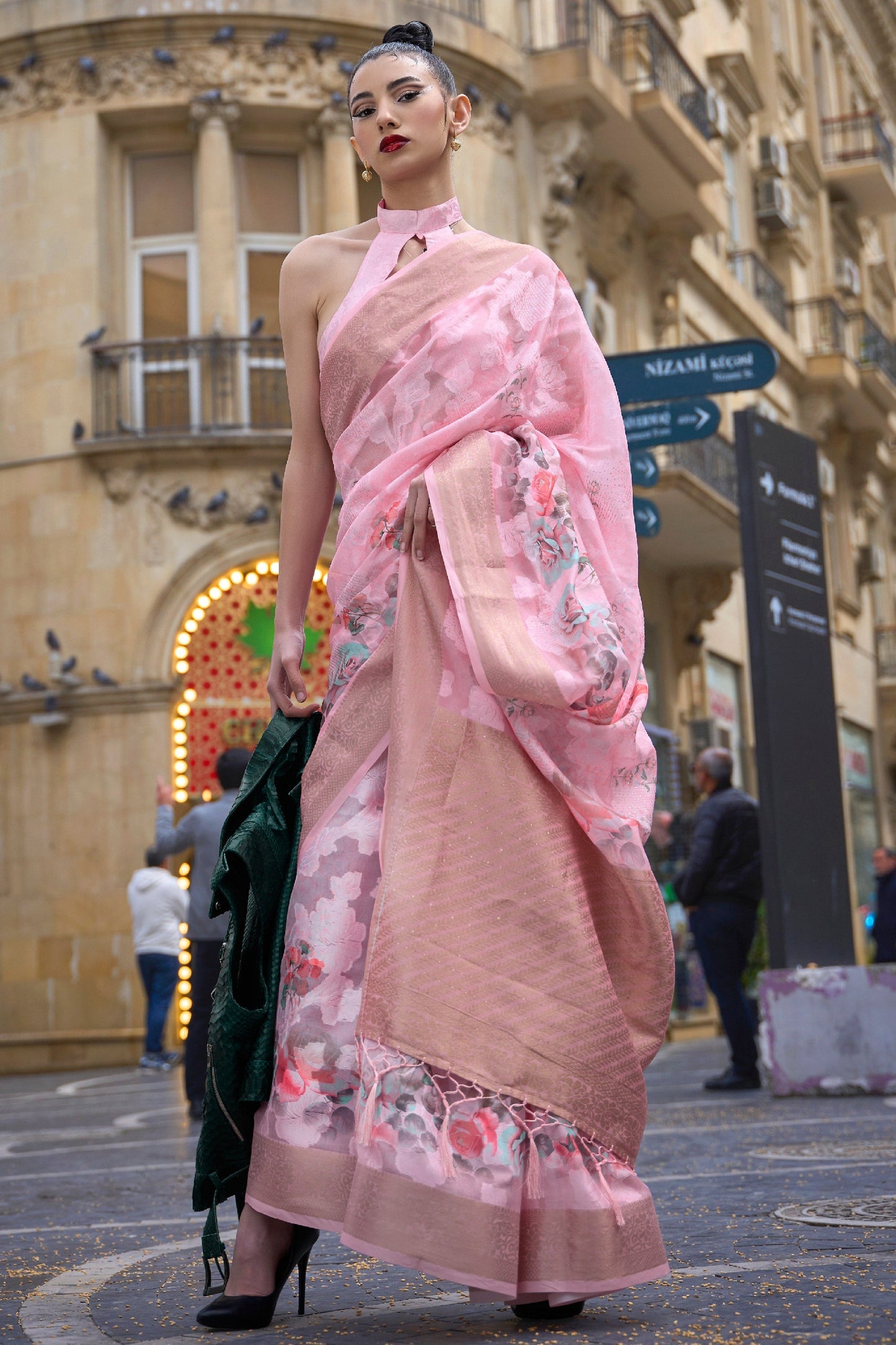 गुलाबी रंग की ब्रासो फैब्रिक साड़ी पर अद्भुत प्रिंटेड वर्क