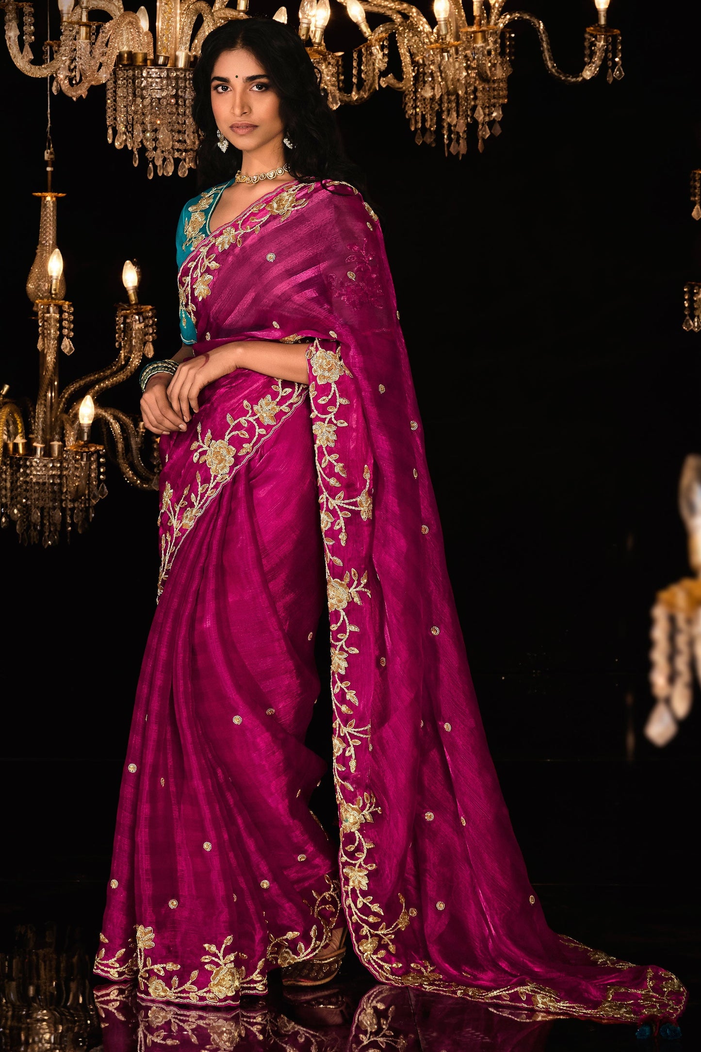 रानी रंग की फैंसी फैब्रिक वाली कढ़ाईदार साड़ी