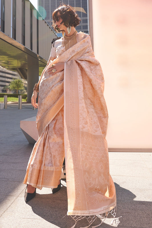 मनमोहक क्रीम रंग की हथकरघा बुनाई वाली साड़ी