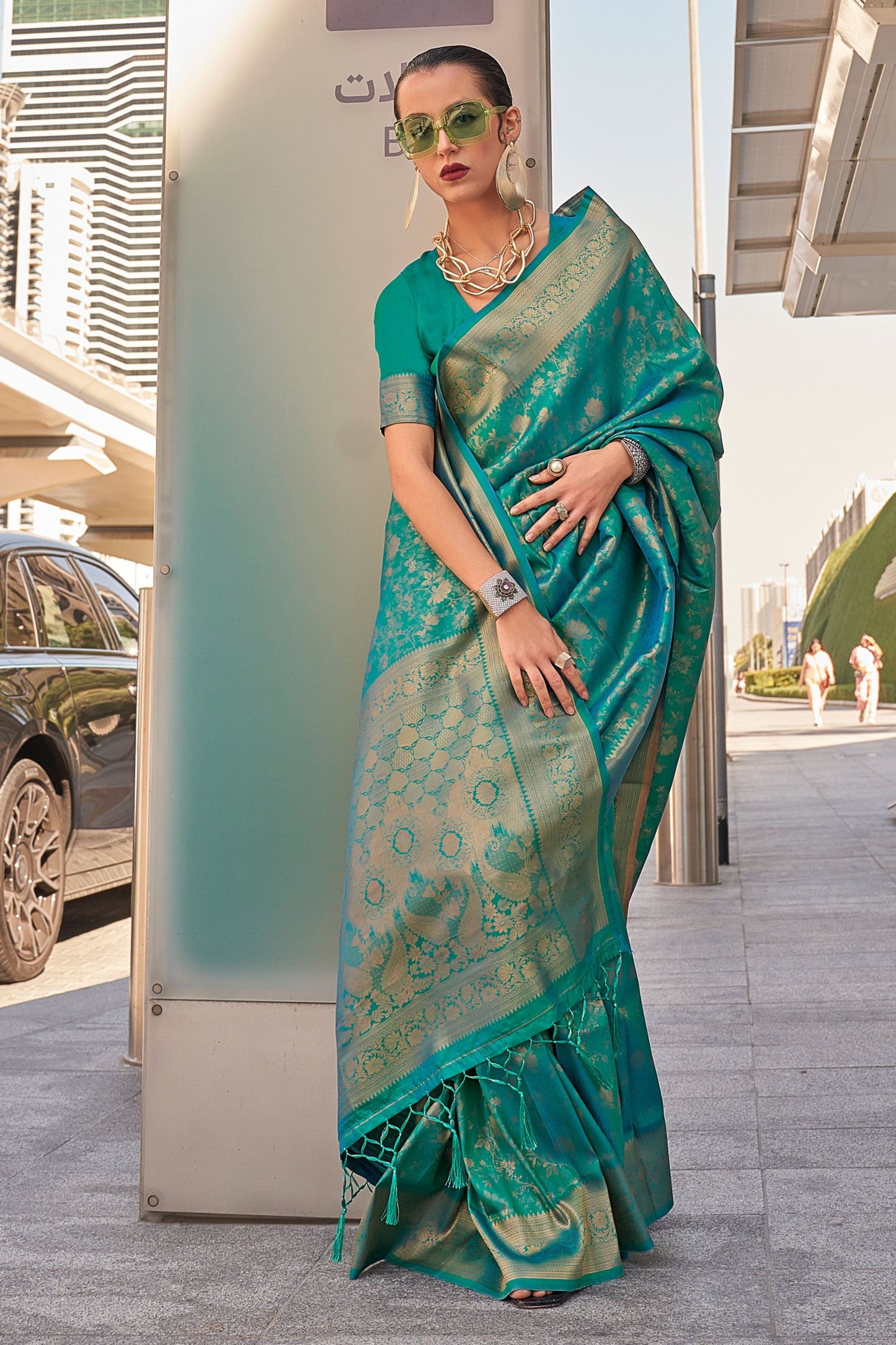 हरे रंग की खूबसूरत लुक वाली हथकरघा बुनाई वाली साड़ी