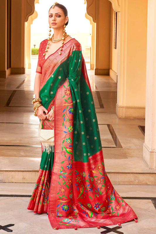 हरे रंग की आर्ट सिल्क फ़ैब्रिक साड़ी पर आकर्षक पैठिनी प्रिंटेड डिज़ाइन