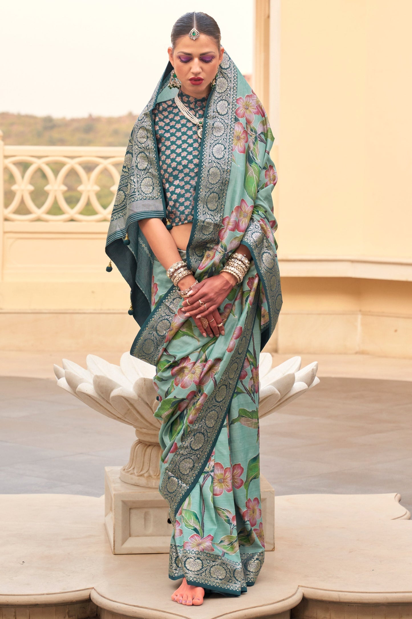 आर्ट सिल्क फ़ैब्रिक समुद्री हरा रंग सुंदर साड़ी मुद्रित ब्लाउज के साथ