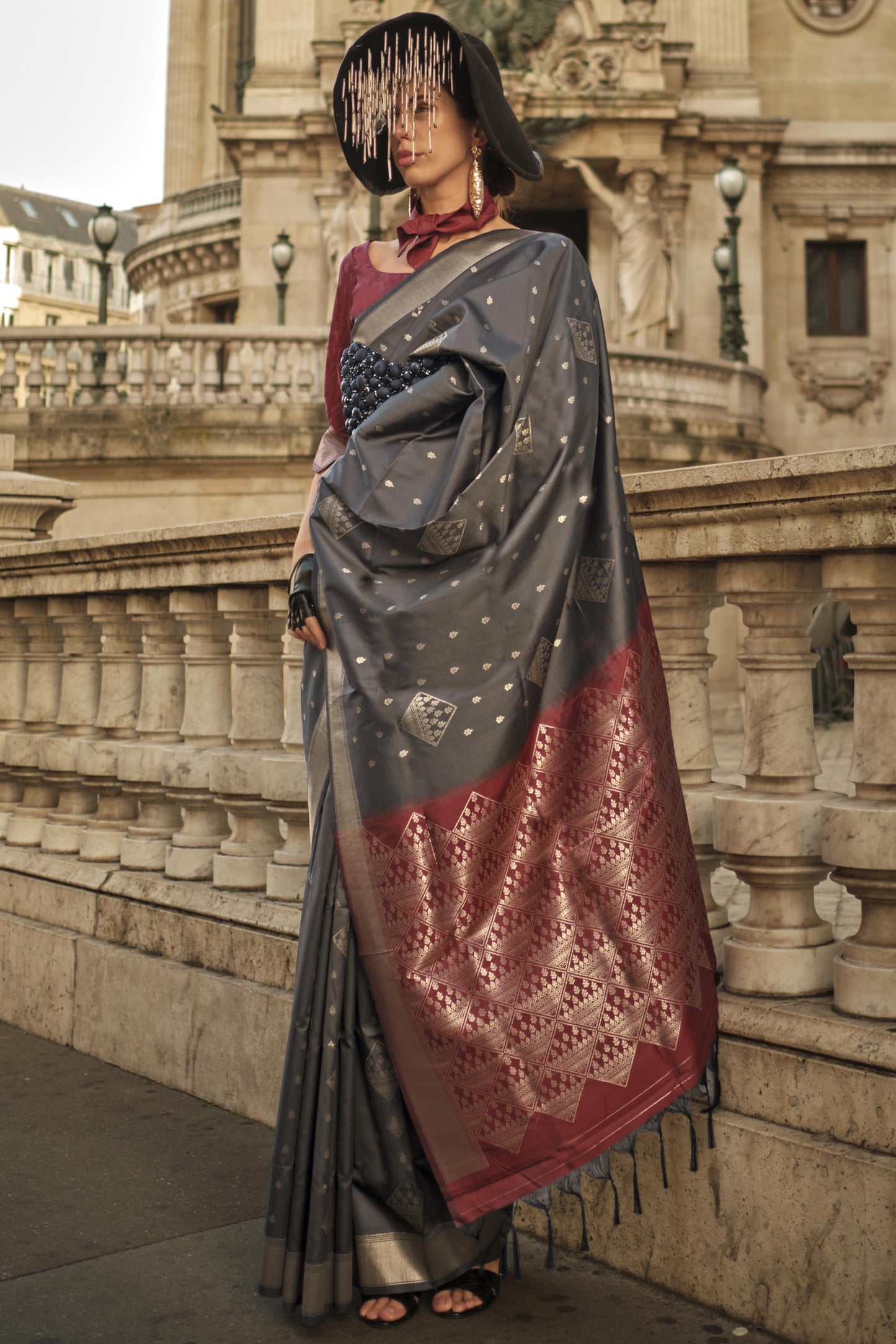 आर्ट सिल्क फ़ैब्रिक ग्रे कलर विनसम वीविंग वर्क साड़ी