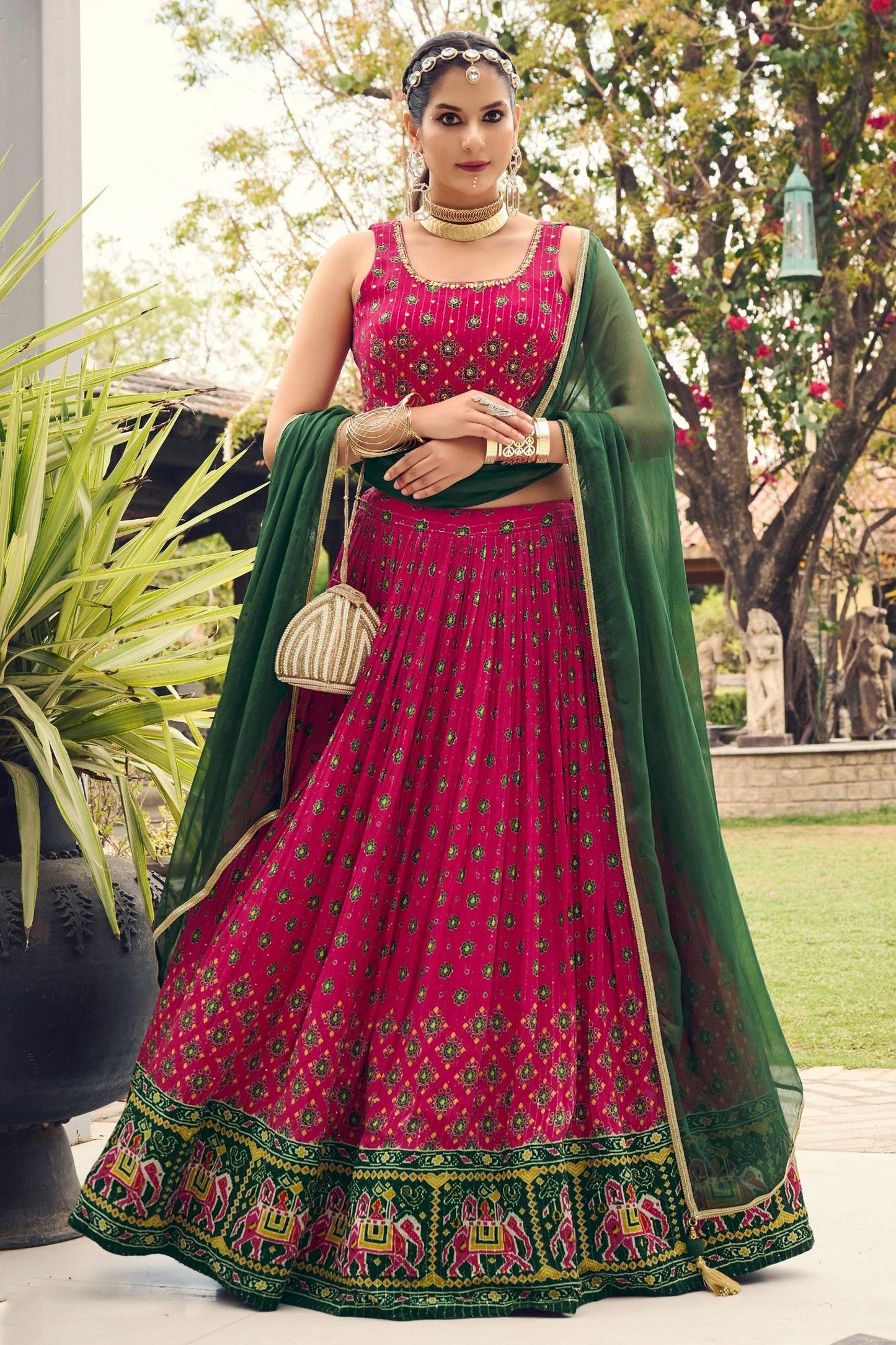 चिनॉन फैब्रिक रानी कलर रिवेटिंग रेडीमेड लहंगा