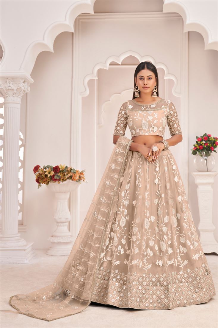 चीकू रंग में शानदार नेट फैब्रिक कढ़ाई वाला लहंगा