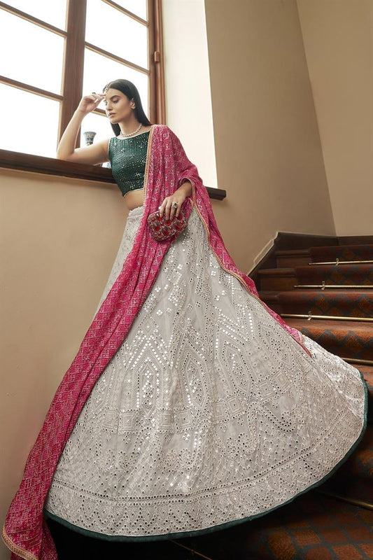 एक्सक्लूसिव संगीत वियर ठाठ ऑर्गेना फैब्रिक कढ़ाई वाला लहंगा ऑफ व्हाइट कलर में