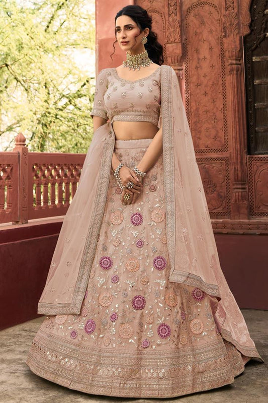 विशेष फंक्शन वियर ऑर्गेंजा फैब्रिक लहंगा पीच कलर में