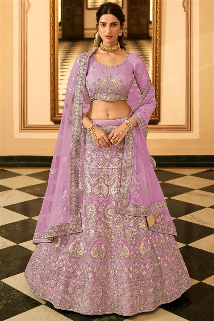 कढ़ाई के काम के साथ विशेष लैवेंडर रंग डिजाइनर लेहेंगा