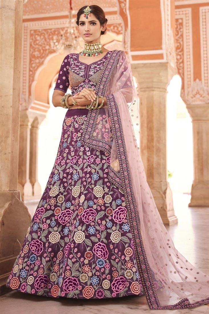 बैंगनी रंग में विशेष फंक्शन वियर क्रेप कढ़ाई वाला लहंगा