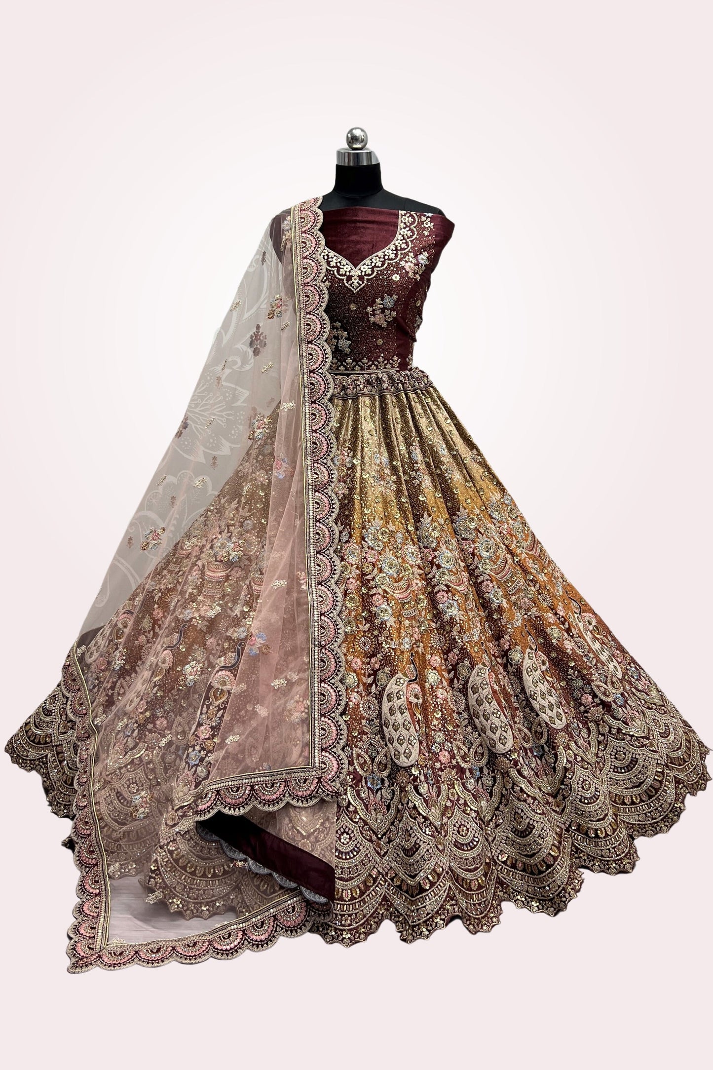 डिजाइनर चोली के साथ मखमली कपड़े में कढ़ाई वाला भूरा रंग का ब्राइडल लहंगा