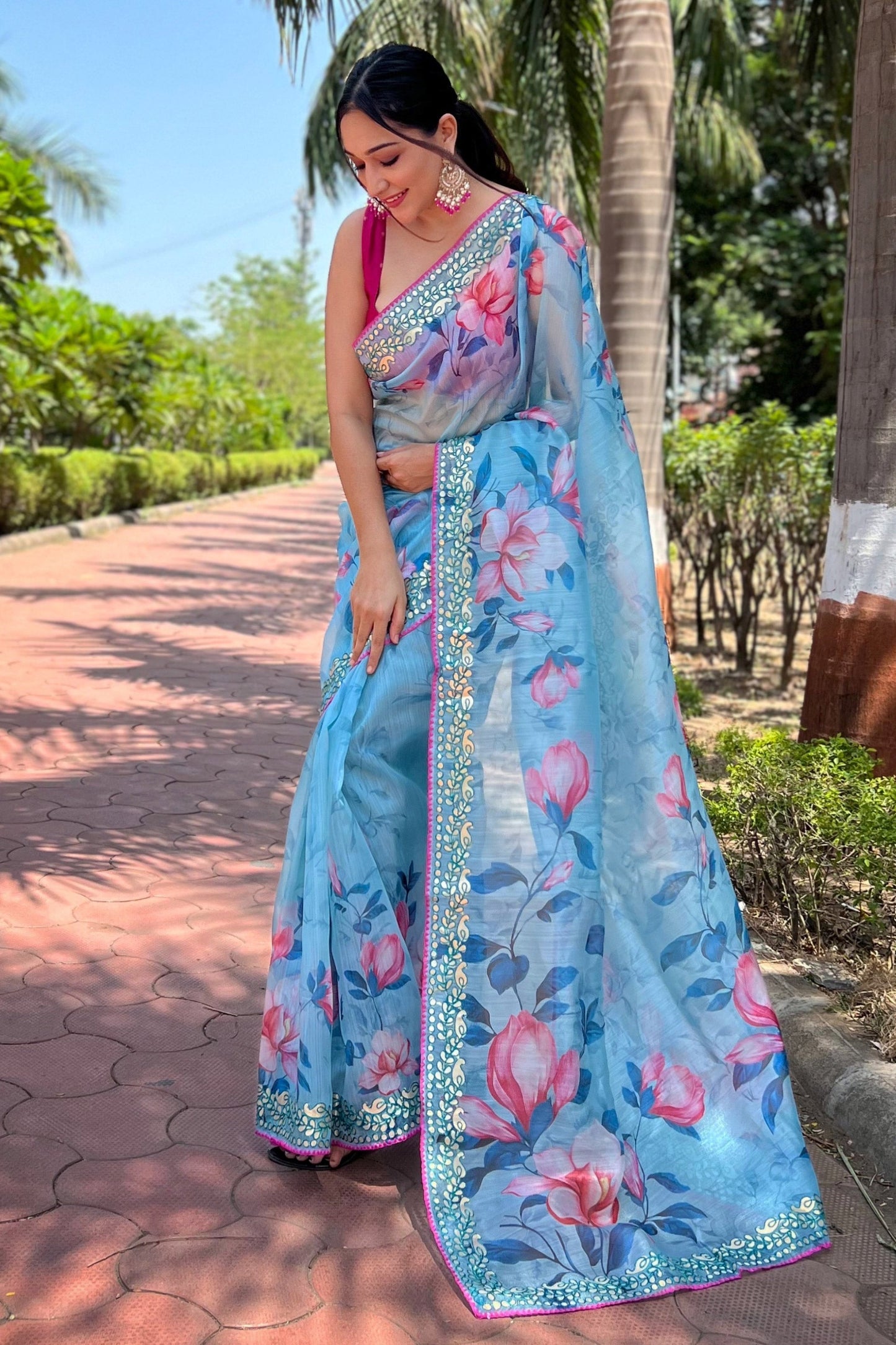फ्लोरल प्रिंट स्काई ब्लू कलर कैज़ुअल ऑर्गेना फ़ैब्रिक साड़ी ब्लाउज़ के साथ