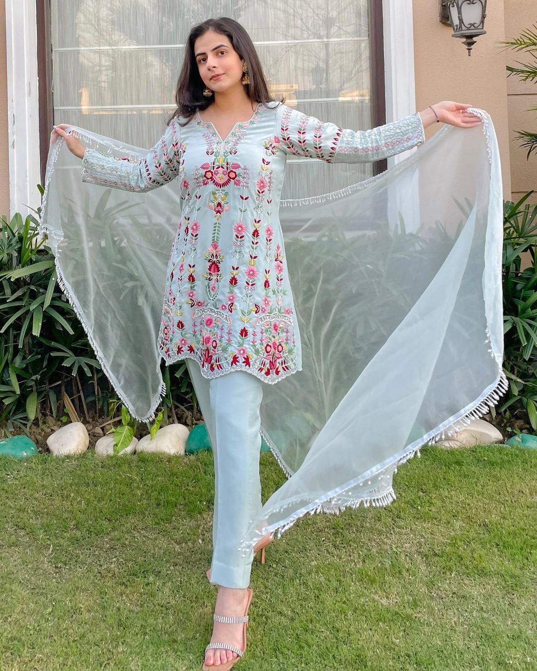 फ्लोरल प्रिंटेड ज़री, सेक्विन और रेशम कढ़ाई वाला कुर्ता पैंट और दुपट्टे के साथ - पाउडर ब्लू