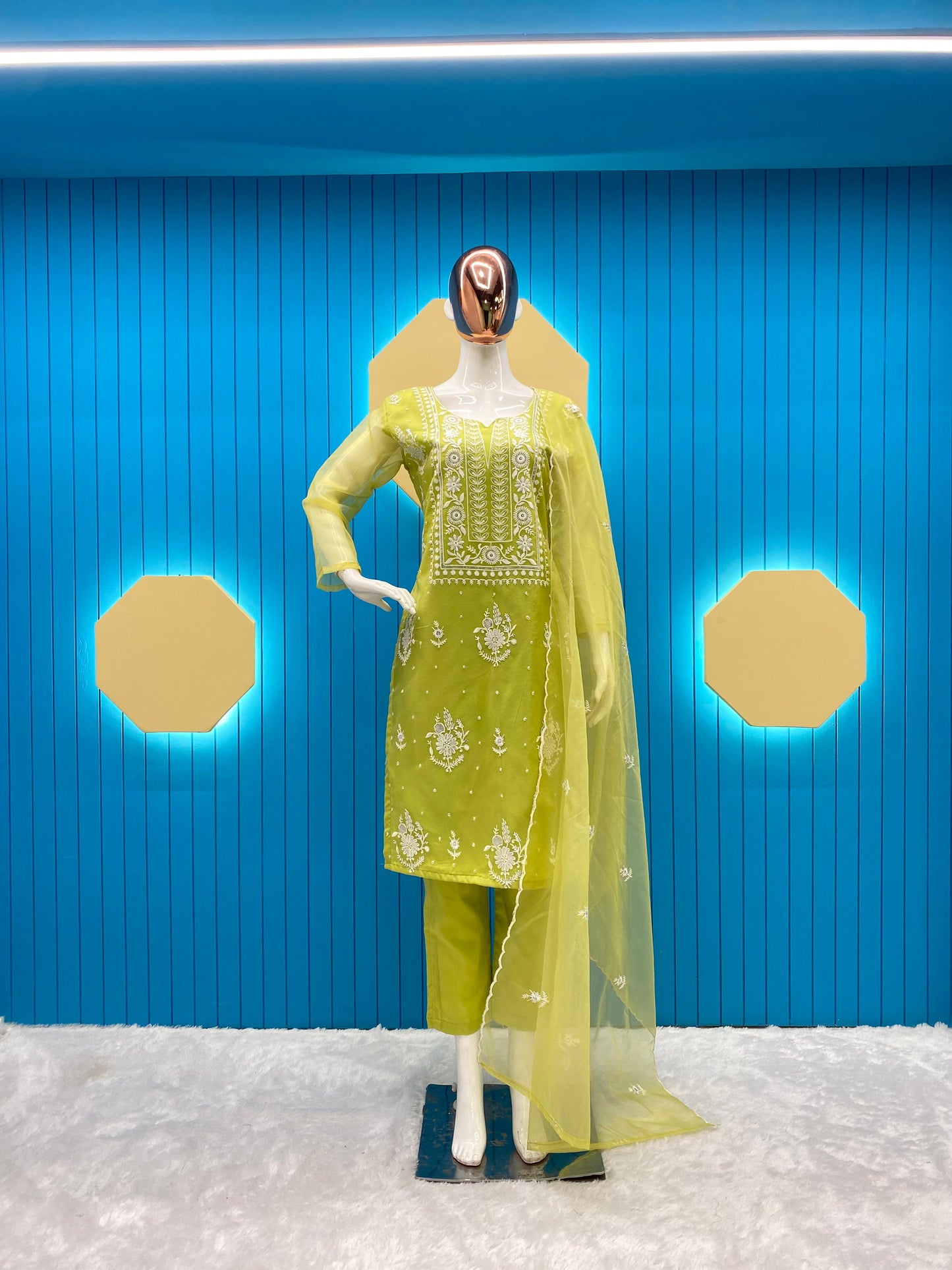 ट्रेनिंग डिज़ाइनर टॉप ऑर्गेंज़ा व्हाइट सीक्वेंस कढ़ाई का काम