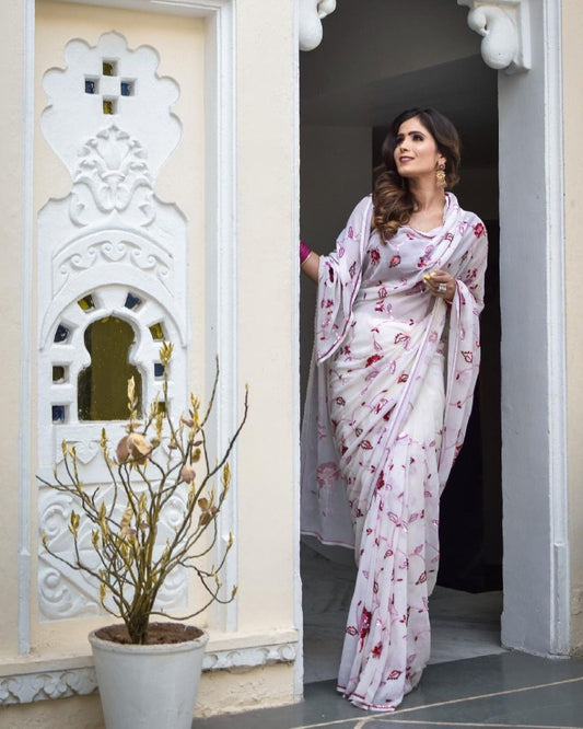 सफ़ेद रंग की जॉर्जेट सीक्वेंस वर्क साड़ी