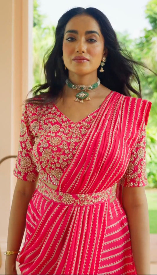 एक मिनट में तैयार होने वाली साड़ी, कढ़ाईदार बॉर्डर वाली जॉर्जेट लहरिया साड़ी, पूरी कढ़ाई के काम वाला ब्लाउज