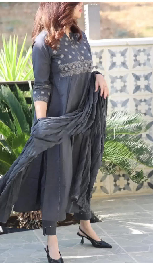 गले में शानदार फुल कढ़ाई का काम वाला कुर्ता सेट