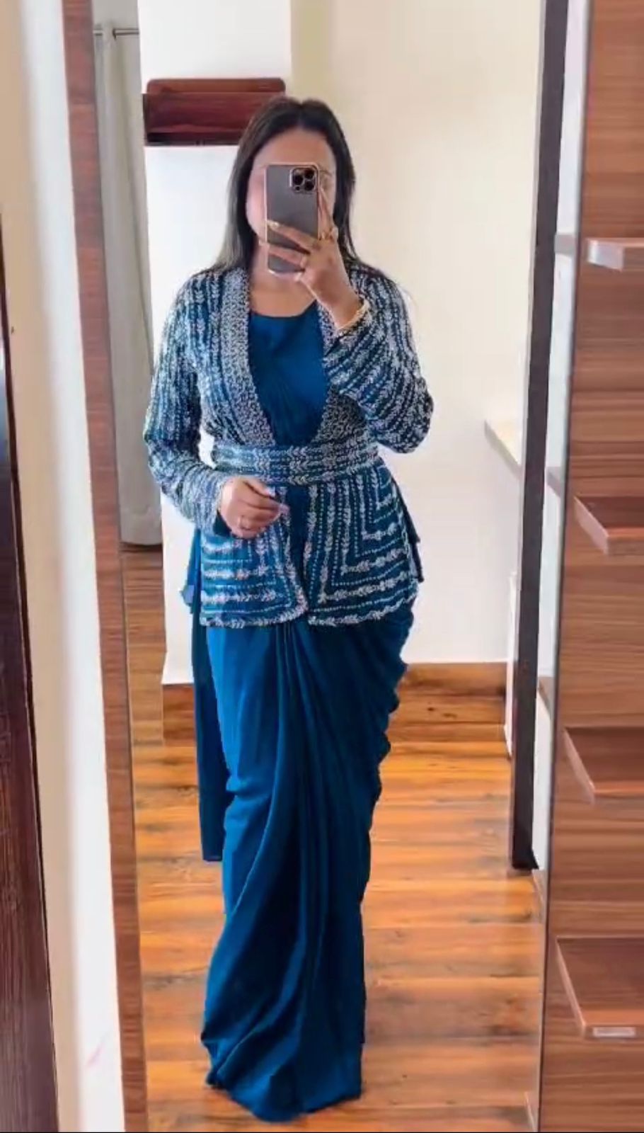 कढ़ाईदार जैकेट के साथ सुरुचिपूर्ण भारी चिनॉन गाउन: रेडी-टू-वियर लक्जरी