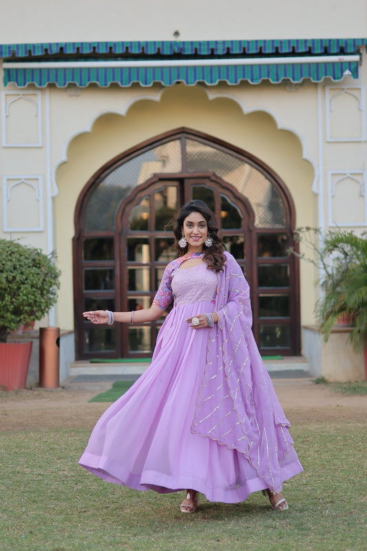 उत्तम पुष्प प्रिंट गाउन: अपनी शैली को ऊंचा उठाएं!