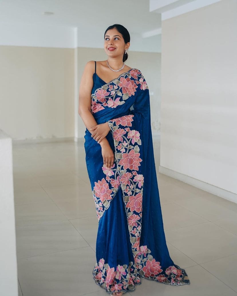 सुंदरता को अपनाएं: काले रंगोली सिल्क में डिज़ाइनर साड़ी