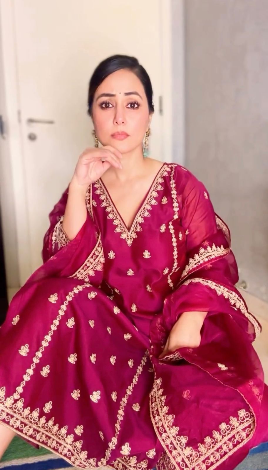 पलाज़ो और ऑर्गेंज़ा सिल्क दुपट्टा के साथ सुरुचिपूर्ण टेपेटा सिल्क टॉप