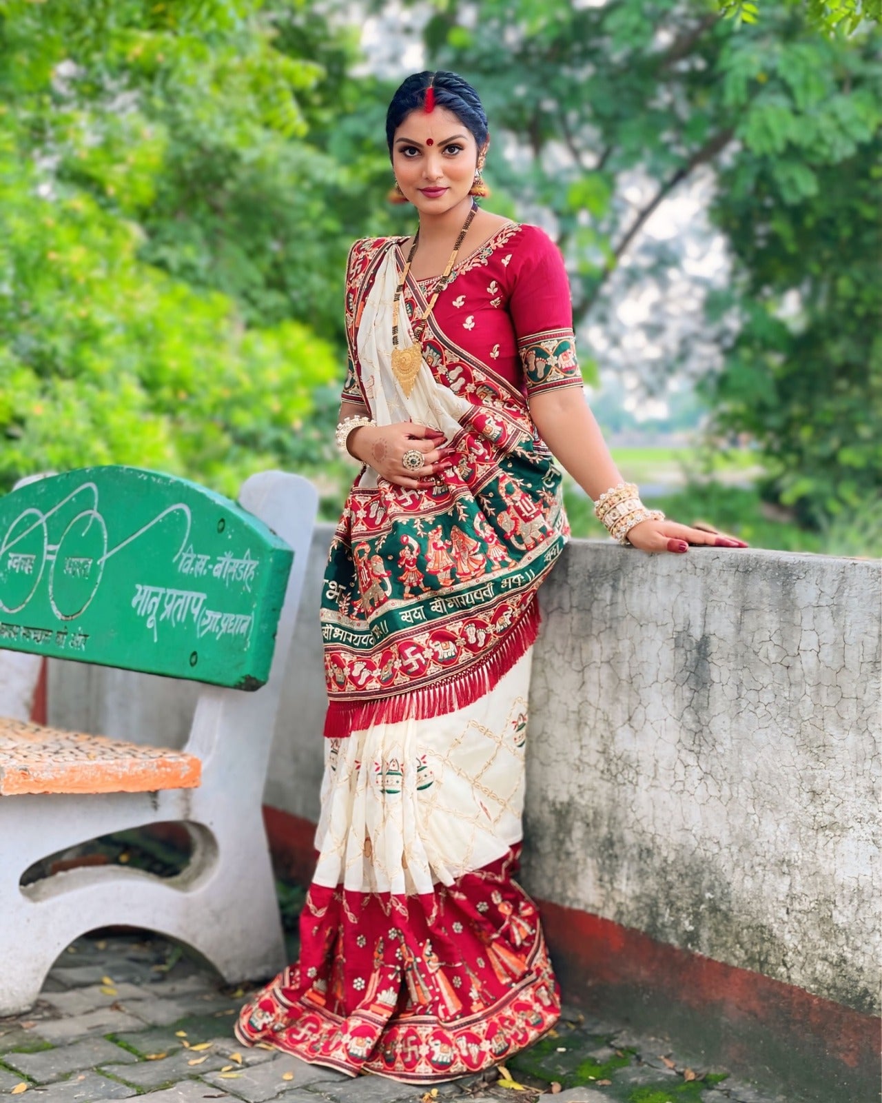 विशेष अवसर के लिए अभिक्षा हरे रंग की कढ़ाईदार पेंटर पटोला साड़ी