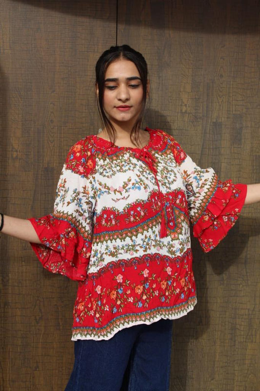 टियर्ड फ़्लॉन्स स्लीव्स के साथ फ्लोरल प्रिंट टॉप