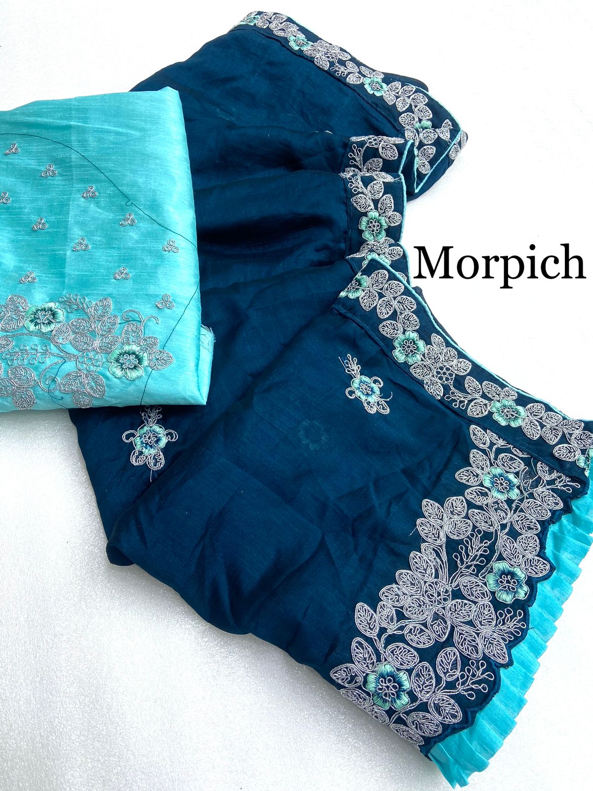 आकर्षक खिलती हुई विचित्रा वर्क साड़ी