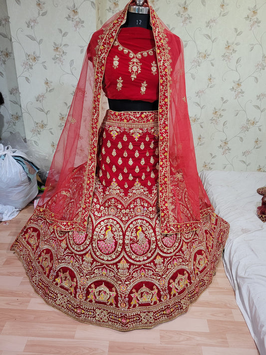 आकर्षक लाल रंग मखमल कढ़ाई हीरा काम लेहेंगा चोली