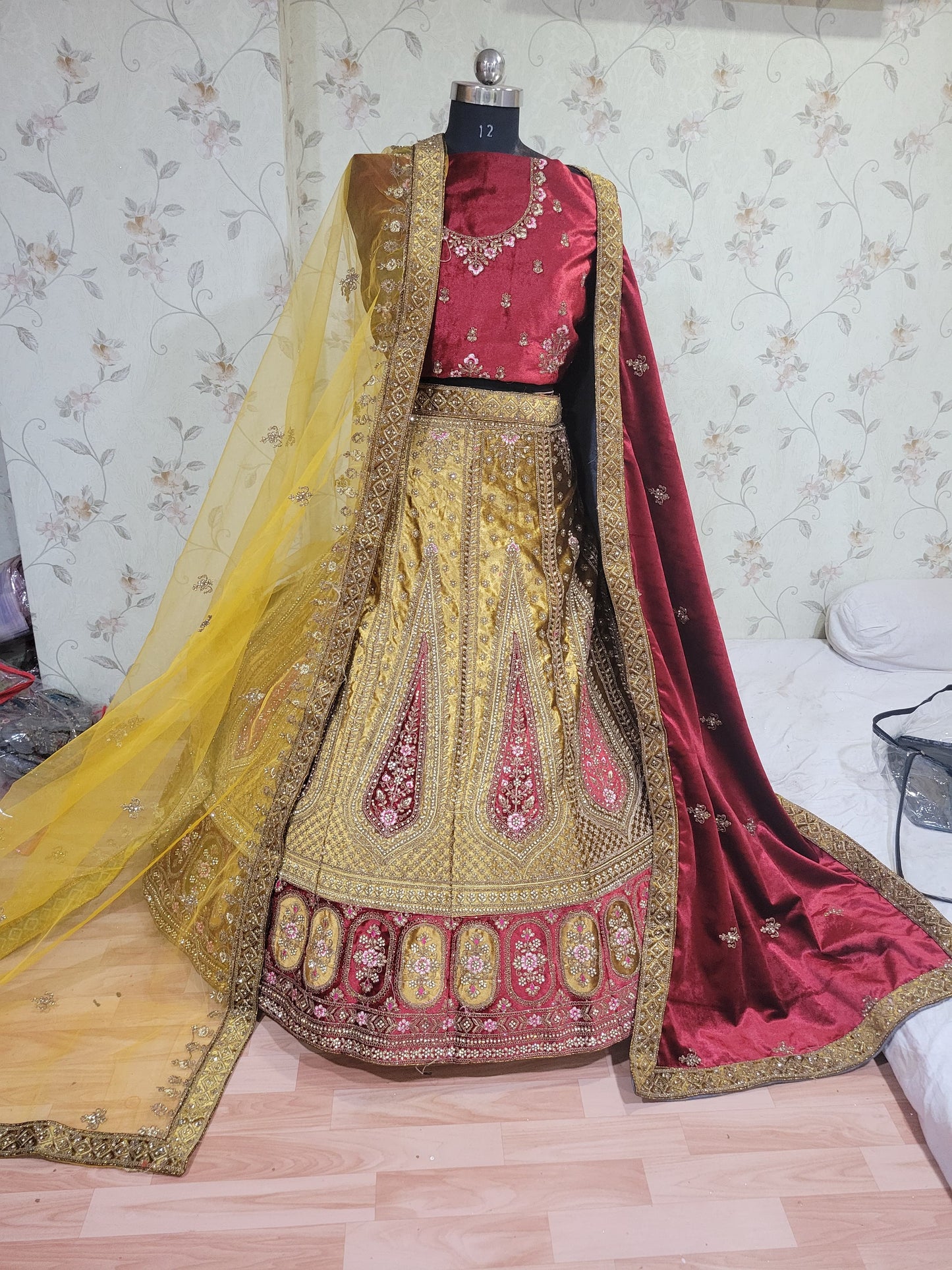 हैवी प्योर लाइक्रा वेलवेट जरकन वर्क गोल्डन कलर डबल दुपट्टा और डबल कैनकन ब्राइडल लहंगा चोली