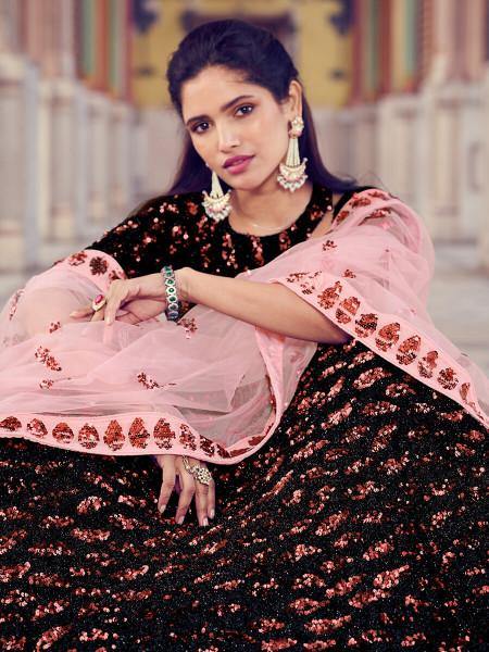 काले रंग का भारी कढ़ाई वाला फर लहंगा